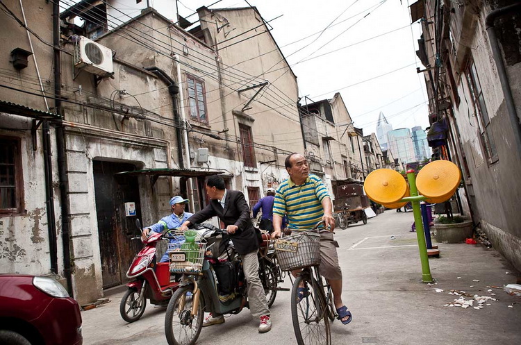The Photography Issue: Shanghai Street Stories by Sue Anne Tay 